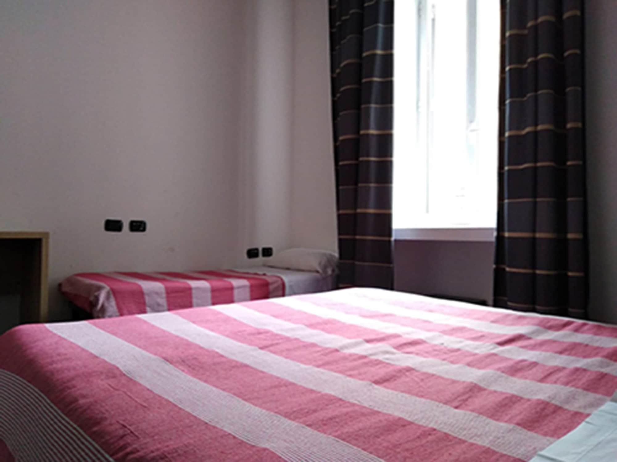 M&J Place Hostel Рим Екстериор снимка