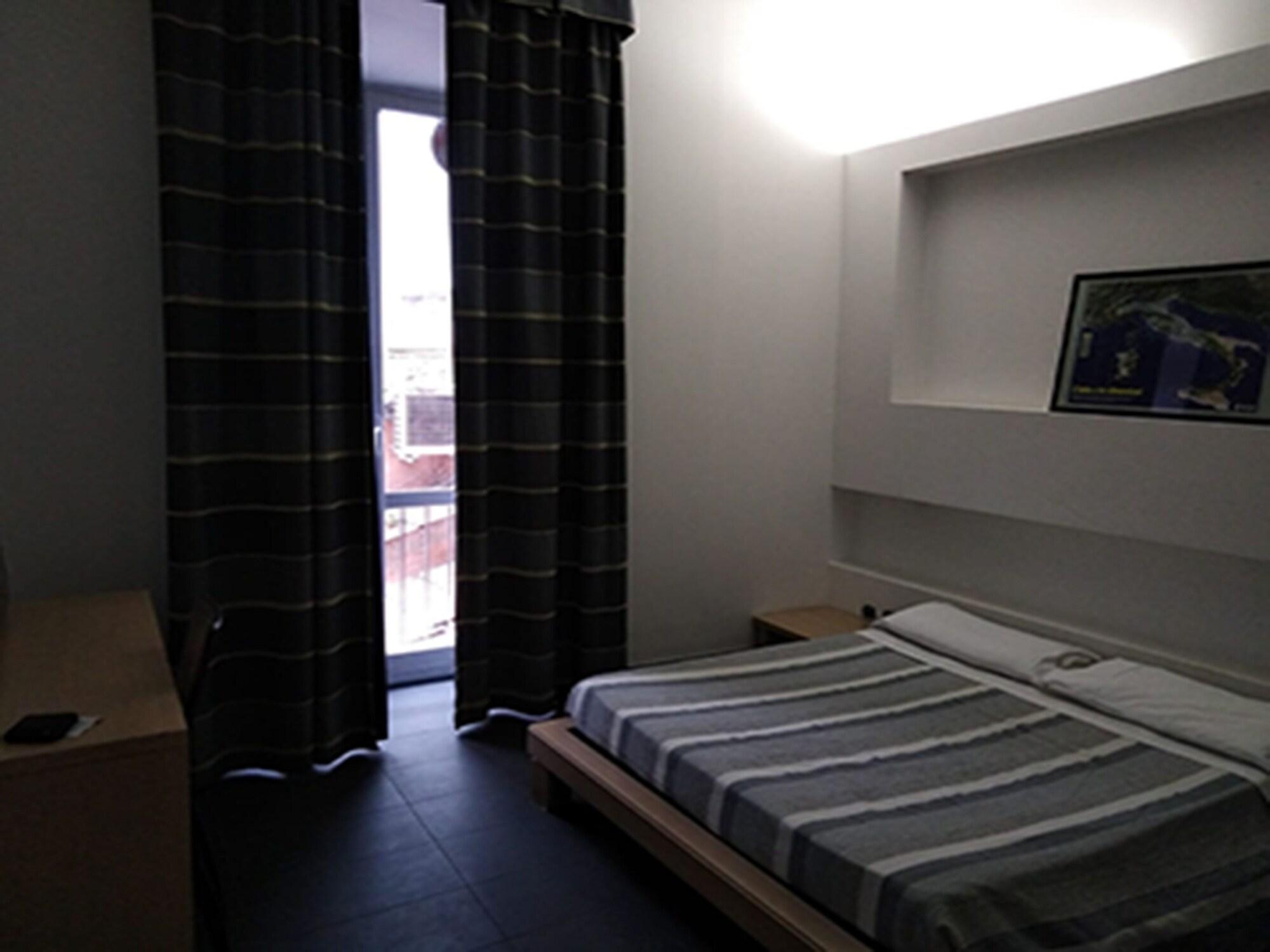 M&J Place Hostel Рим Екстериор снимка