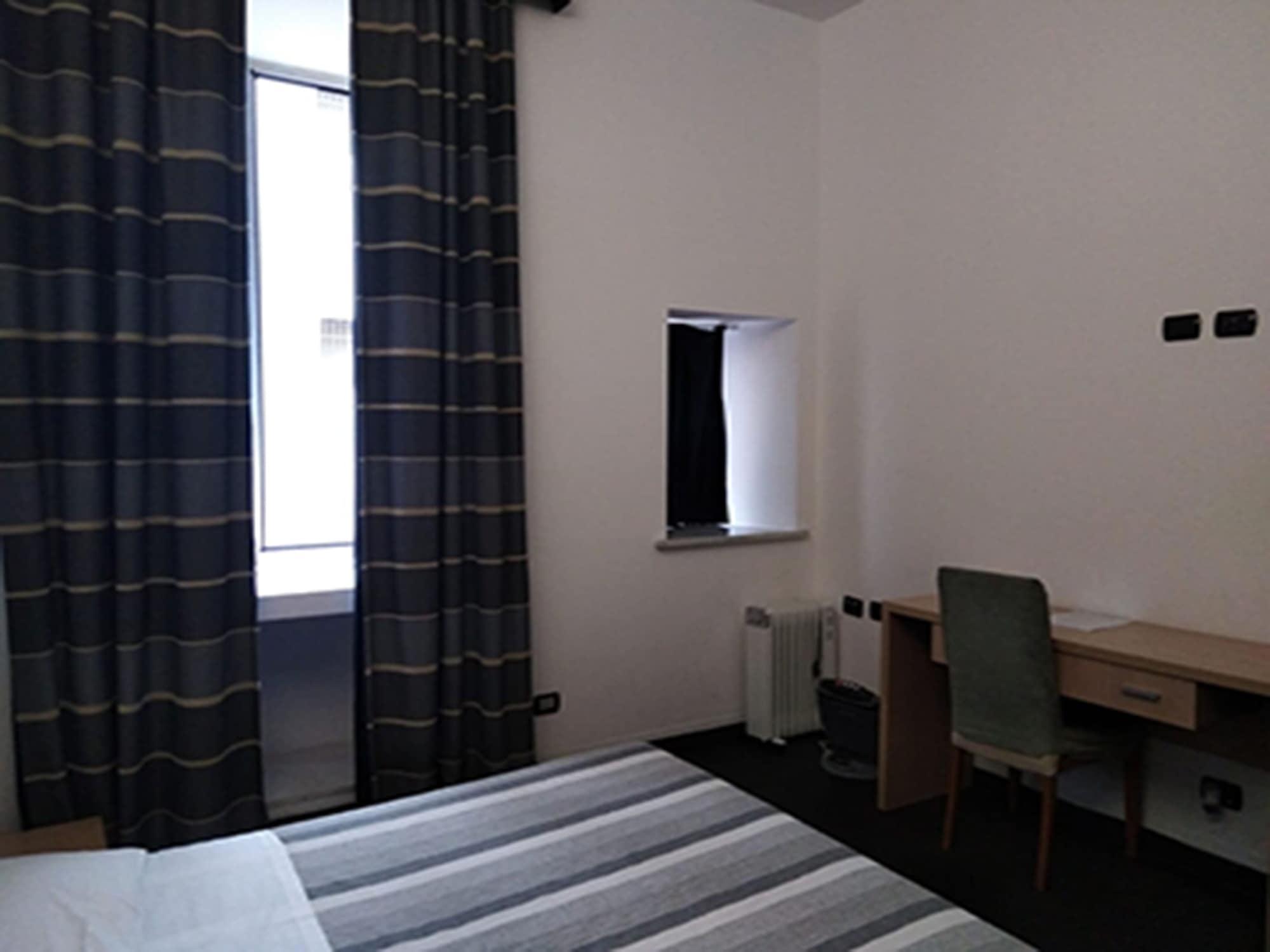M&J Place Hostel Рим Екстериор снимка