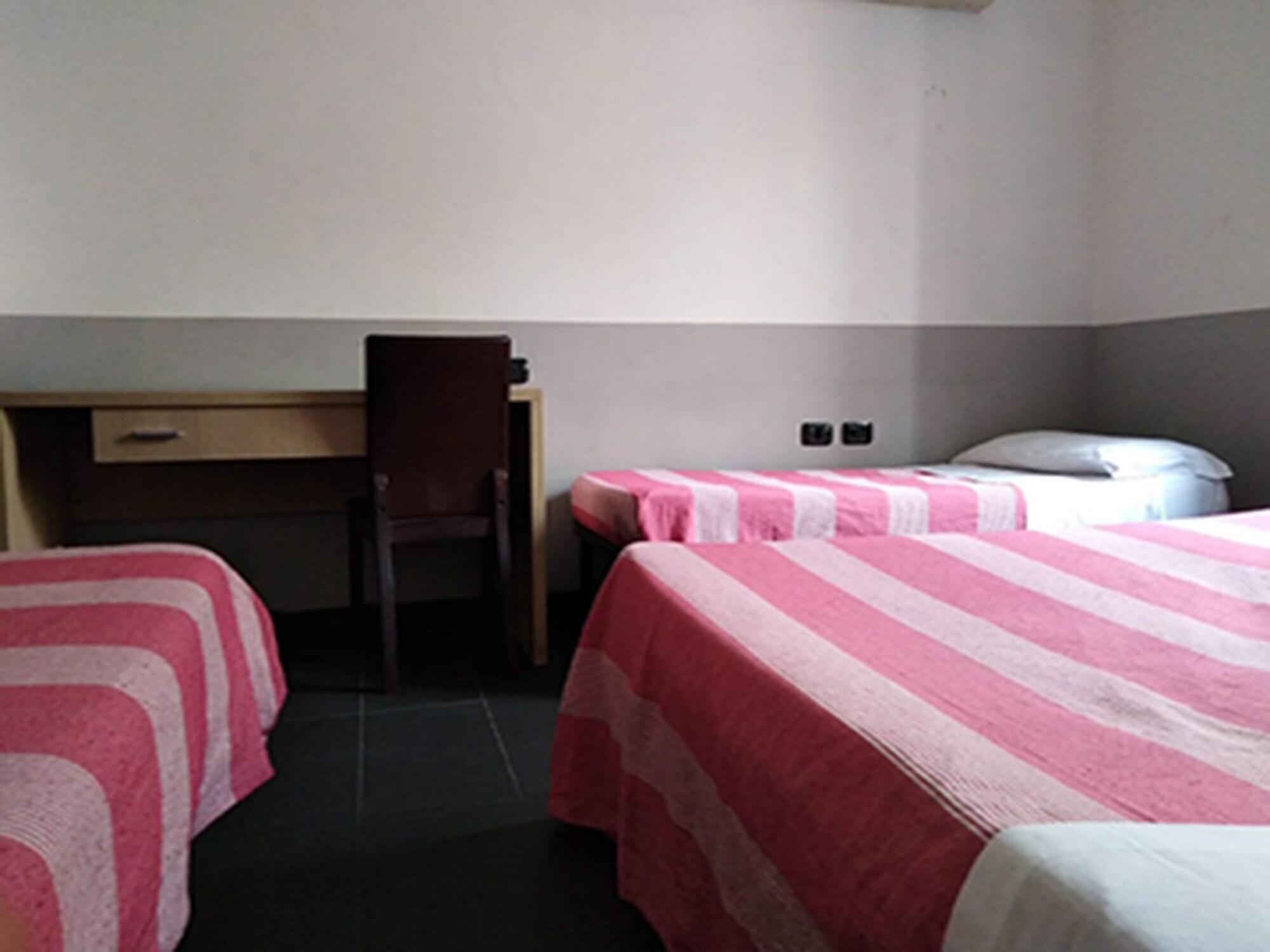 M&J Place Hostel Рим Екстериор снимка