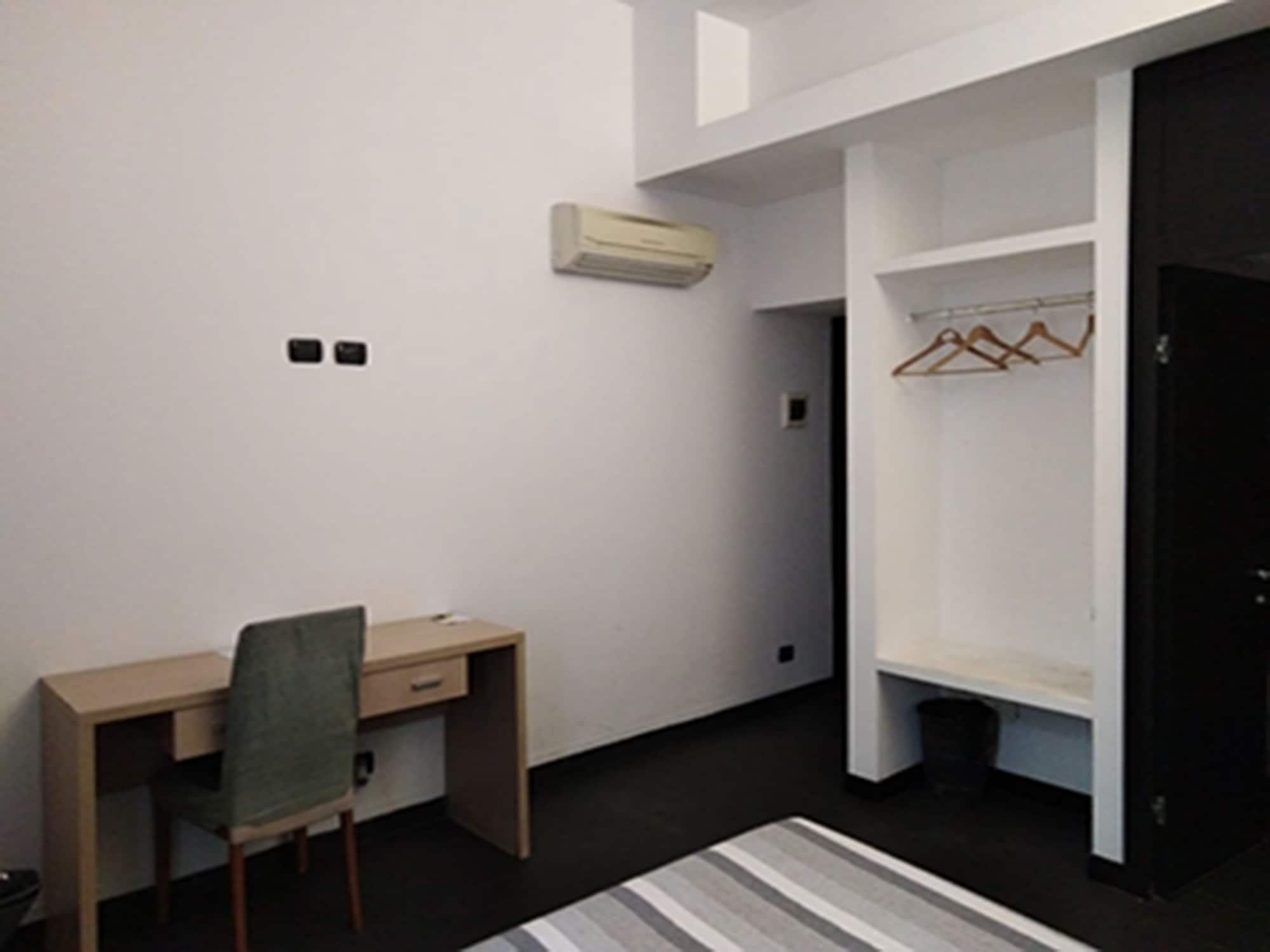 M&J Place Hostel Рим Екстериор снимка