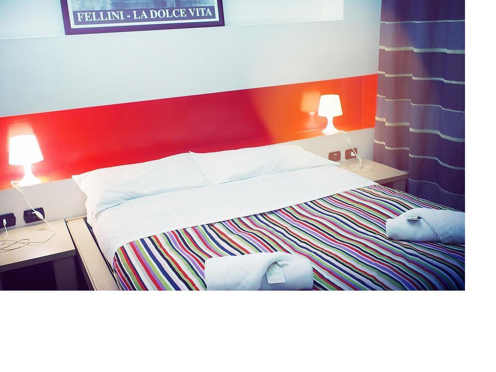 M&J Place Hostel Рим Екстериор снимка