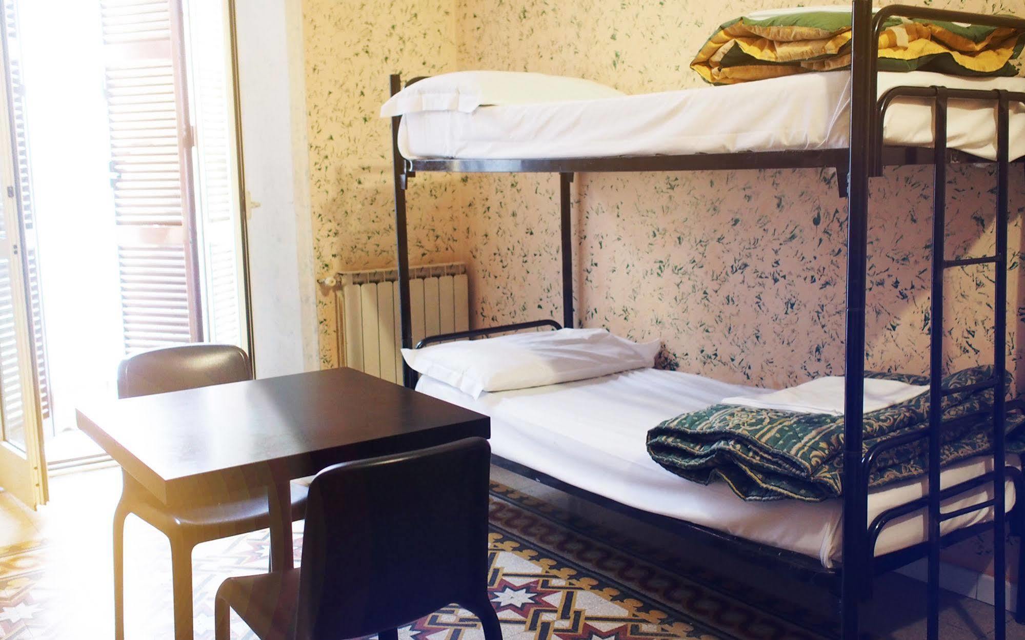 M&J Place Hostel Рим Екстериор снимка