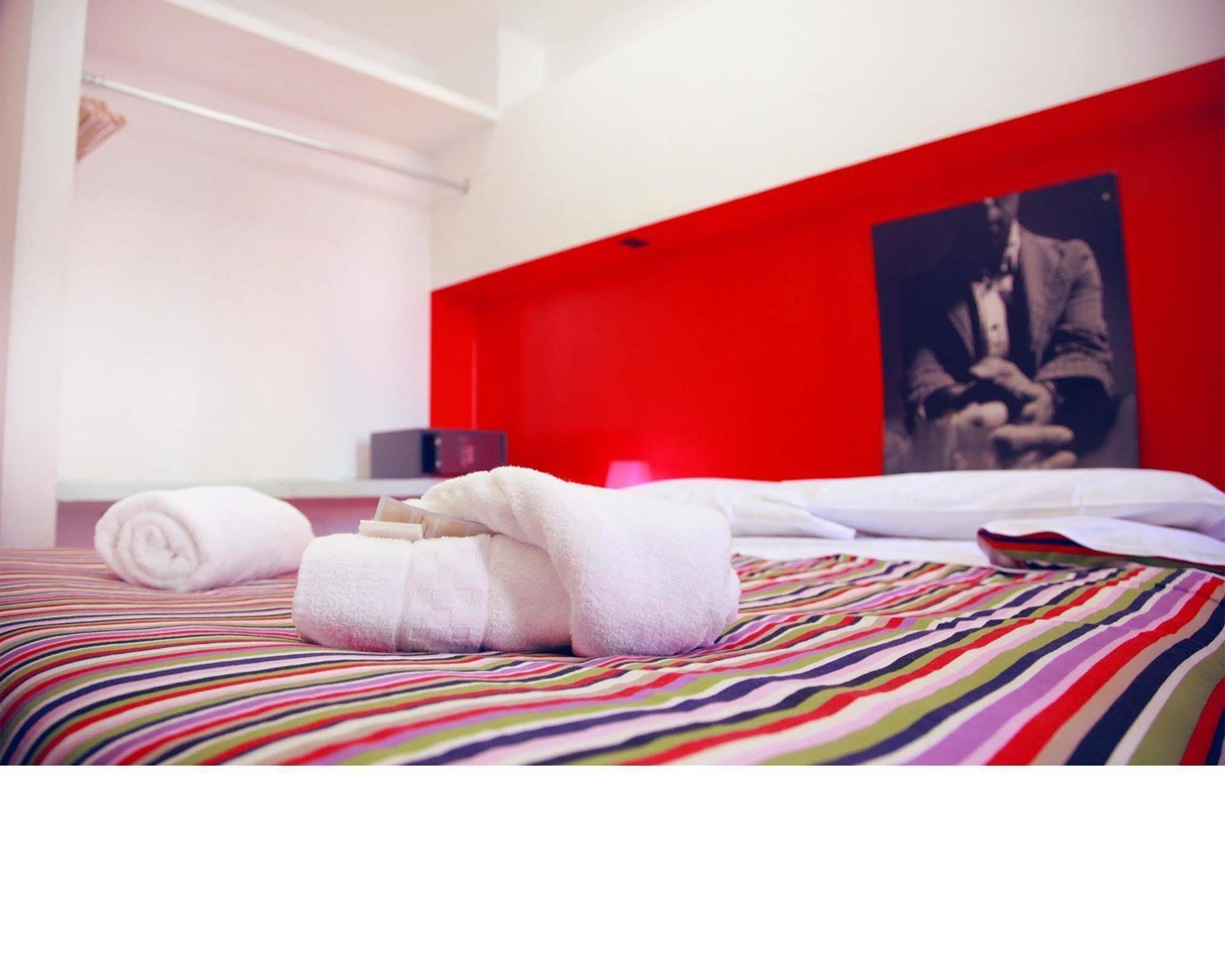M&J Place Hostel Рим Екстериор снимка