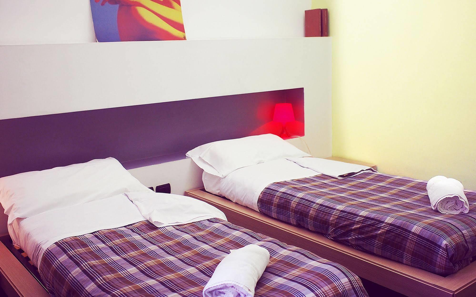 M&J Place Hostel Рим Екстериор снимка