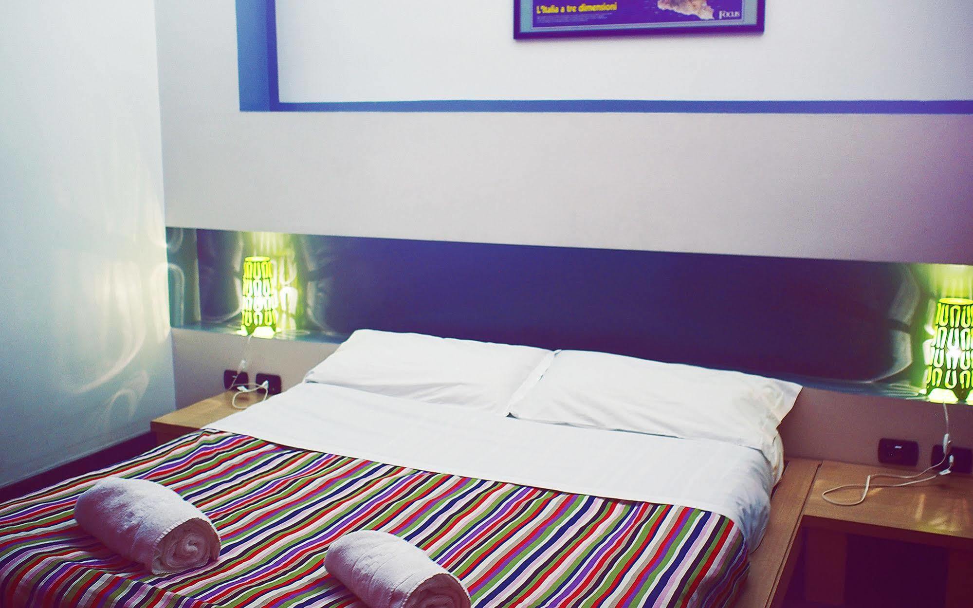 M&J Place Hostel Рим Екстериор снимка